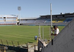 El estadio atado con alambre