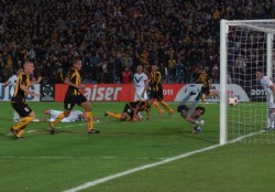 Pe�arol tom� la ventaja