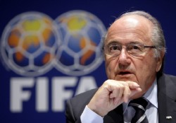 Blatter ante su peor temporal