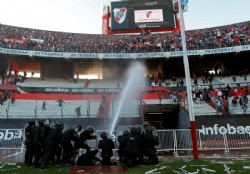 Al menos 72 heridos y estadio clausurado