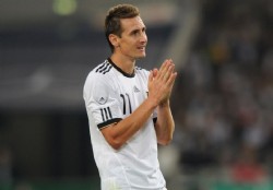 Klose sue�a con jugar hasta el Mundial 2014