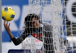 Cavani err� un penal; Milan gan�