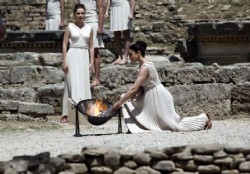 La llama ol�mpica se enciende en Grecia