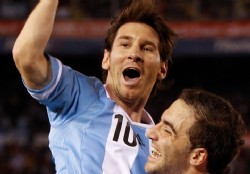 Argentina bail� a Ecuador y es l�der