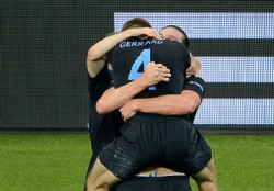 Inglaterra gan� y comparte la punta
