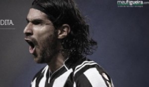Abreu bes� el escudo del Botafogo en el partido del Figueirense
