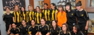 Pe�arol present� su equipo de mujeres