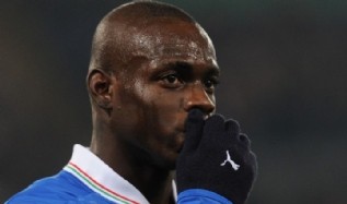 Balotelli - Parker, cinco meses despu�s del pisot�n