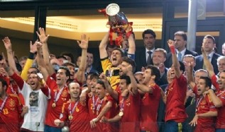 Espa�a humilla a Italia y logra triplete hist�rico