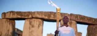 Michael Johnson levanta la antorcha ol�mpica en Stonehenge