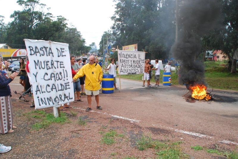 Protestas de los vecinos de La Pedrera durante Carnaval de 2012. Foto: Archivo EL PAS