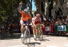 Durazno grit� un nombre: �Mascara�as!