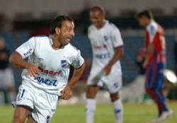 "Chapa" les pisa los talones