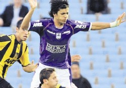 Pe�arol-Defensor juegan por todo