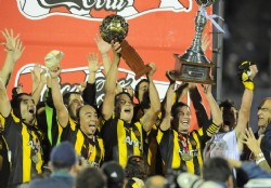 Dirigentes, t�cnicos y jugadores: solos en la madrugada