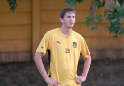 Pe�arol adeuda    4 meses