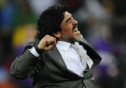 Fan�ticos piden a Maradona que siga