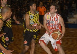 Larra�aga no perdon� y forz� tercer partido