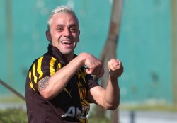 Pe�arol a la cabeza