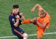 Holanda excluy� a De Jong por violento