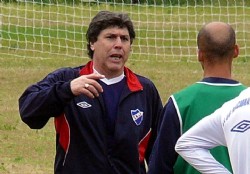 "JR" por ahora mira y hace ver