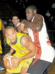 Bigu� cay� ante Sayago y sus escoltas se arrimaron