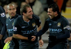 Manchester City golea y sigue cuarto