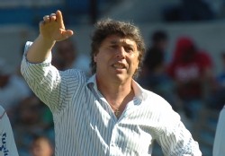 Carrasco par lnea de tres en el fondo