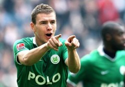 Edin Dzeko se aleja del Real Madrid