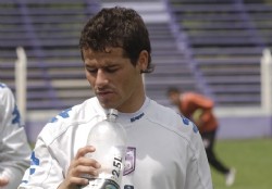 Defensor separ� del plantel a Mora