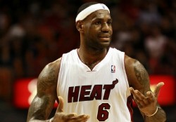 Lebron hizo 25 puntos para la victoria del Heat