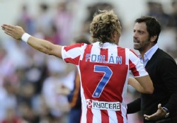 Tottenham piensa en Forl�n; no es f�cil