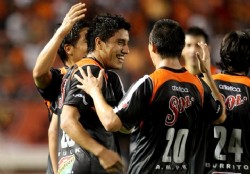 Jaguares y el "Japo" siguen adelante