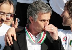 Mourinho gan� el "Banquillo de oro"