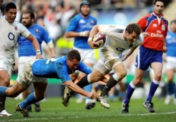 Inglaterra arrolla a Italia y lidera