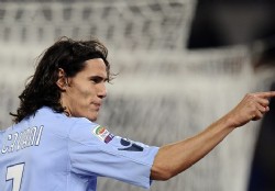 Con un doblete de Cavani, el Napoli venci� a la Roma
