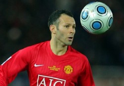 Ryan Giggs tiene 37 y no para