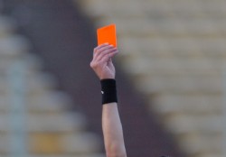 ��rbitro expulsa a dos equipos completos!