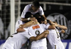 Santos venci y sigue con vida