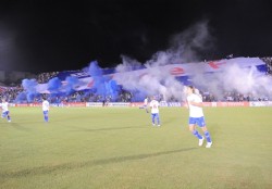 Nacional comienza movida por bandera gigante