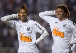 Neymar llev� de la mano al Santos