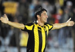 Pe�arol se juega en cuerpo y alma