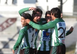 Racing gan� pero a�n puede descender