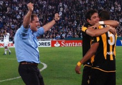 Pe�arol, con alma  y coraz�n     a la final