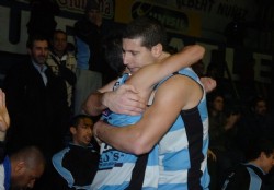 El sufrido Atenas alcanz� playoffs y sigue en carrera