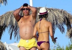Ronaldo no escondi su panza en Ibiza
