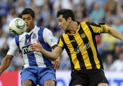 Pe�arol la va cuerpeando