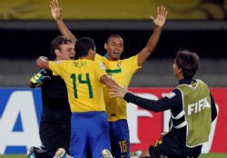 Los penales clasificaron a Brasil