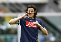 Cavani practic� ante 27.000 fan�ticos