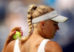 Wozniacki y Sharapova avanzaron